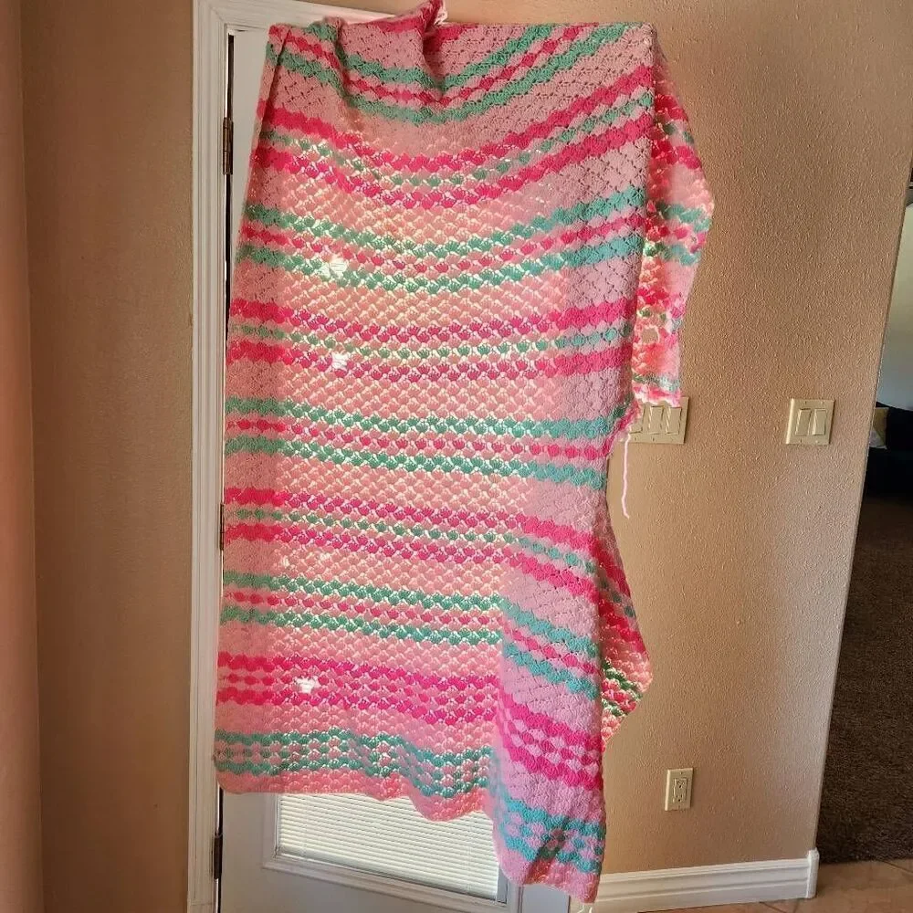 Vintage pastel shell pattern crochet handmade blanket large pink green striped t